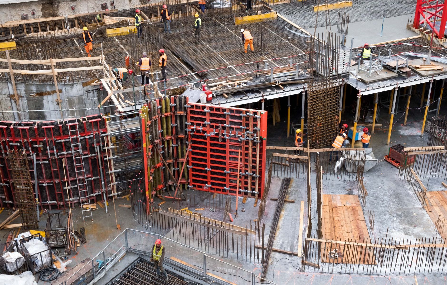 Betonbaustelle mit Schalung und Bewehrung aus der Vogelperspektive