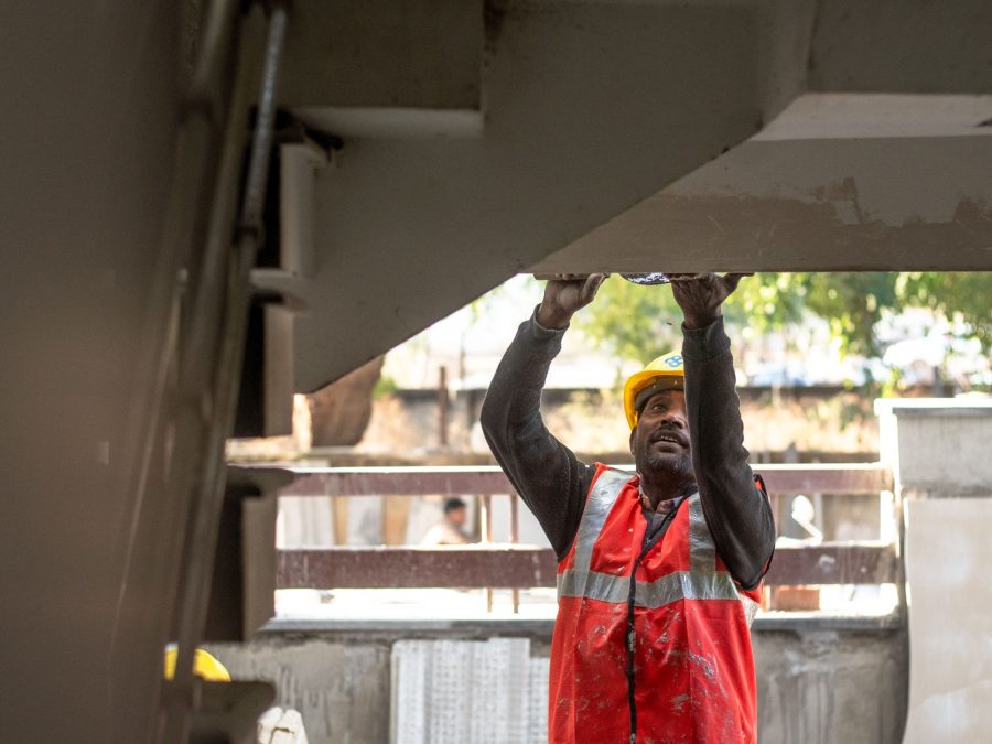 Bauarbeiter arbeitet an der Decke im Innenausbau